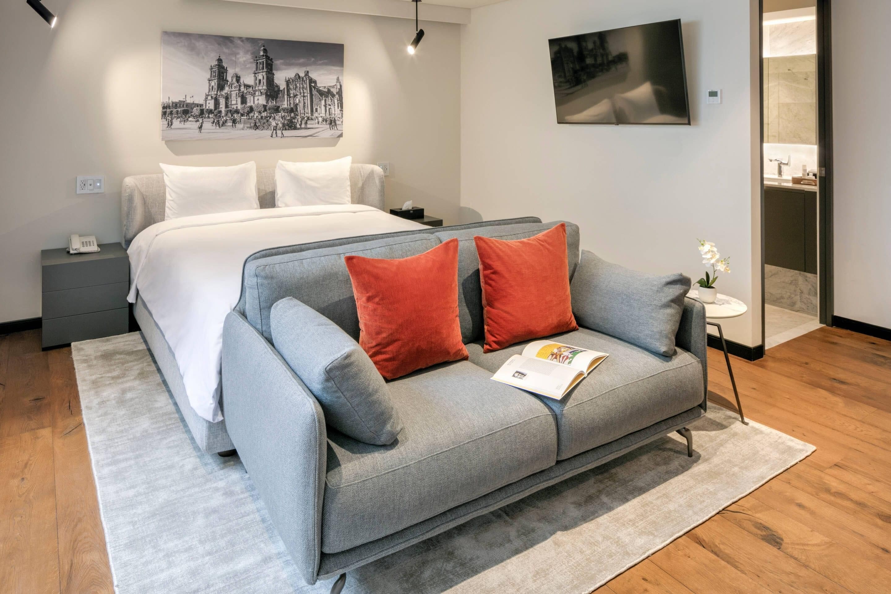 Suite estándar, 1 cama de matrimonio | Edredones de plumas, minibar, caja fuerte y escritorio