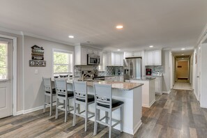 Fridge, microwave, stovetop, dishwasher - Pet-Friendly Lexington Vacation Rental on Lake! (Lexington)