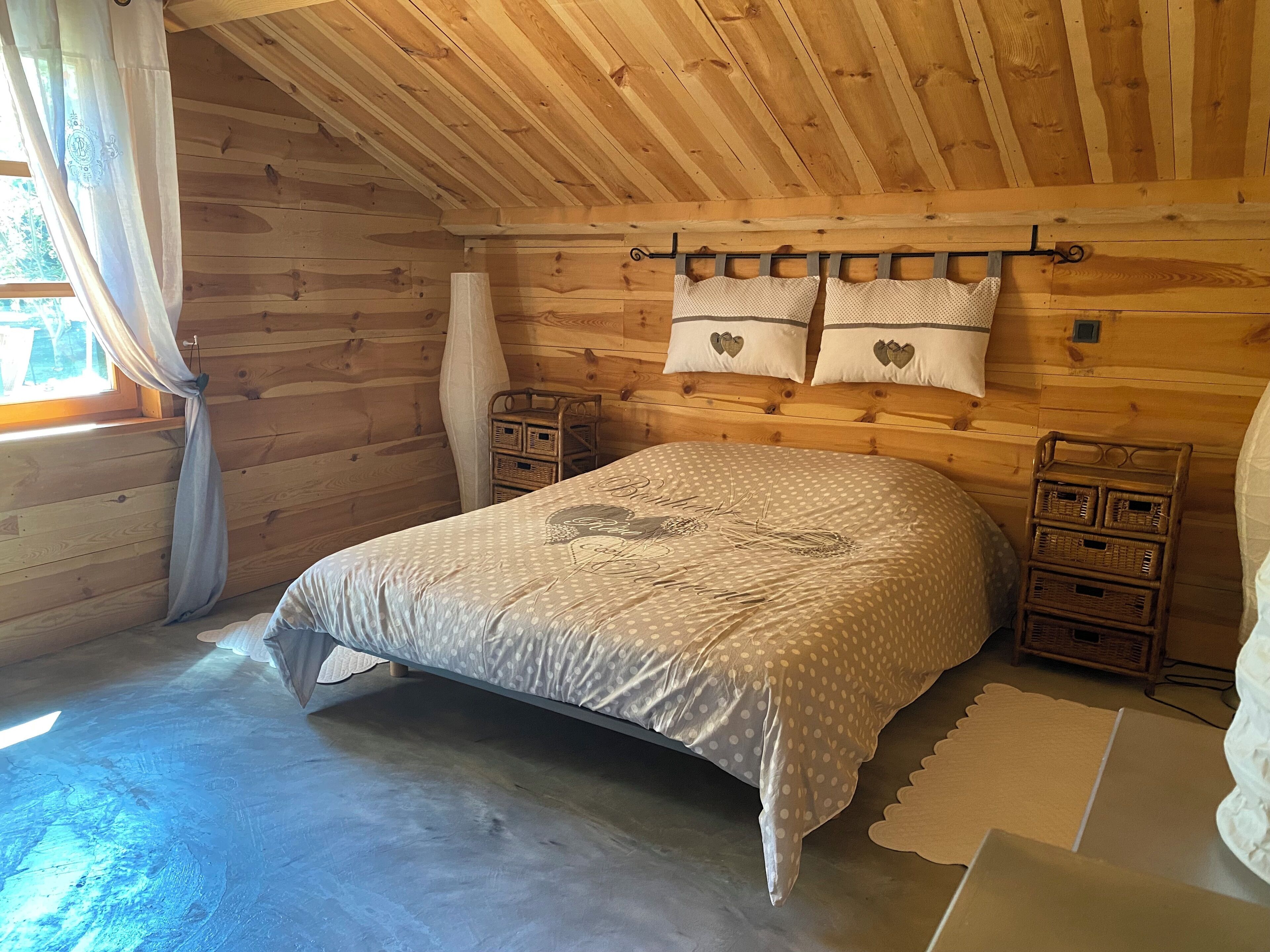 3 bedrooms, in-room safe, iron/ironing board, travel cot