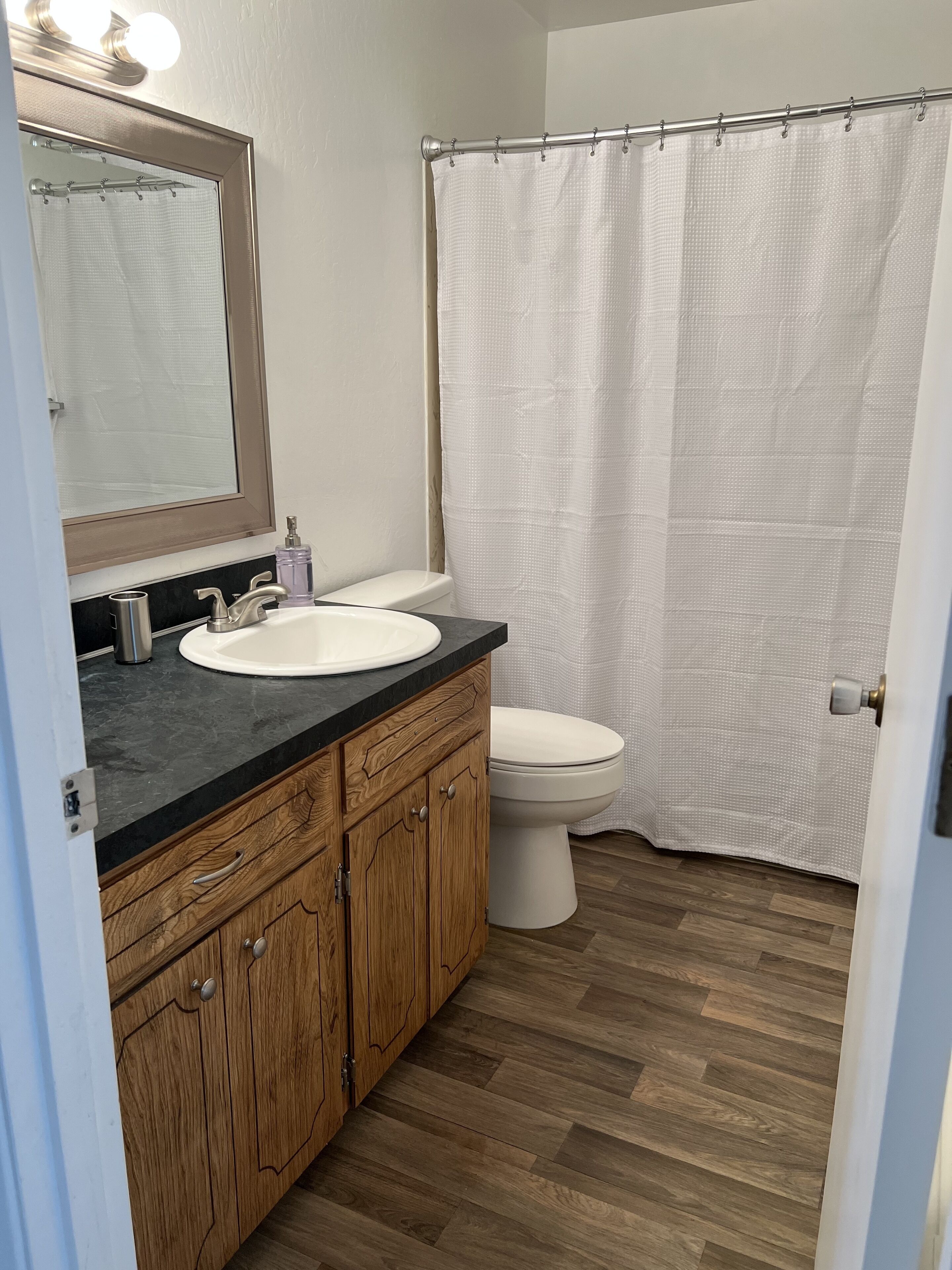 Sèche-cheveux, serviettes fournies, savon, shampoing