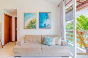 Basic-Apartment | Wohnbereich | 32-Zoll-Smart-TV mit Digitalempfang, Fernseher