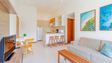 Apartamento básico | Área de estar | Smart TV 32 polegadas com canais digitais, TV