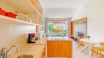 Apartamento básico | Cozinha privada | Geladeira, talheres/pratos/utensílios de cozinha
