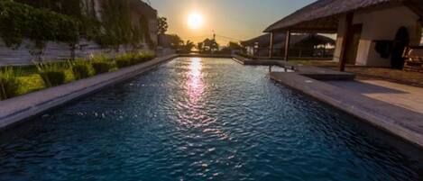 Una piscina al aire libre