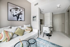 TV - Heavenly New 1 BD in Business Bay (Dubai)