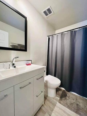 Badekar, hårføner og håndklær