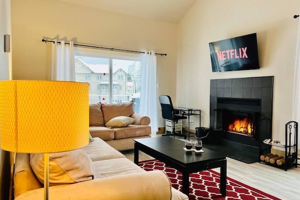 Vue du salon et du foyer au bois