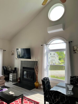 Televisión y chimenea