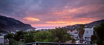 For families & friend groups close to beaches &climbing sectors. Great location!