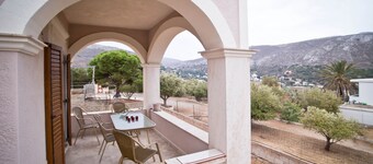 For families & friend groups close to beaches &climbing sectors. Great location!