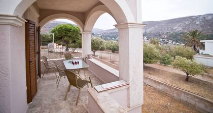 For families & friend groups close to beaches &climbing sectors. Great location!