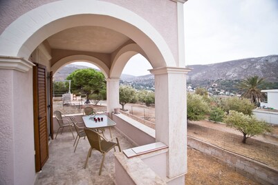 For families & friend groups close to beaches &climbing sectors. Great location!