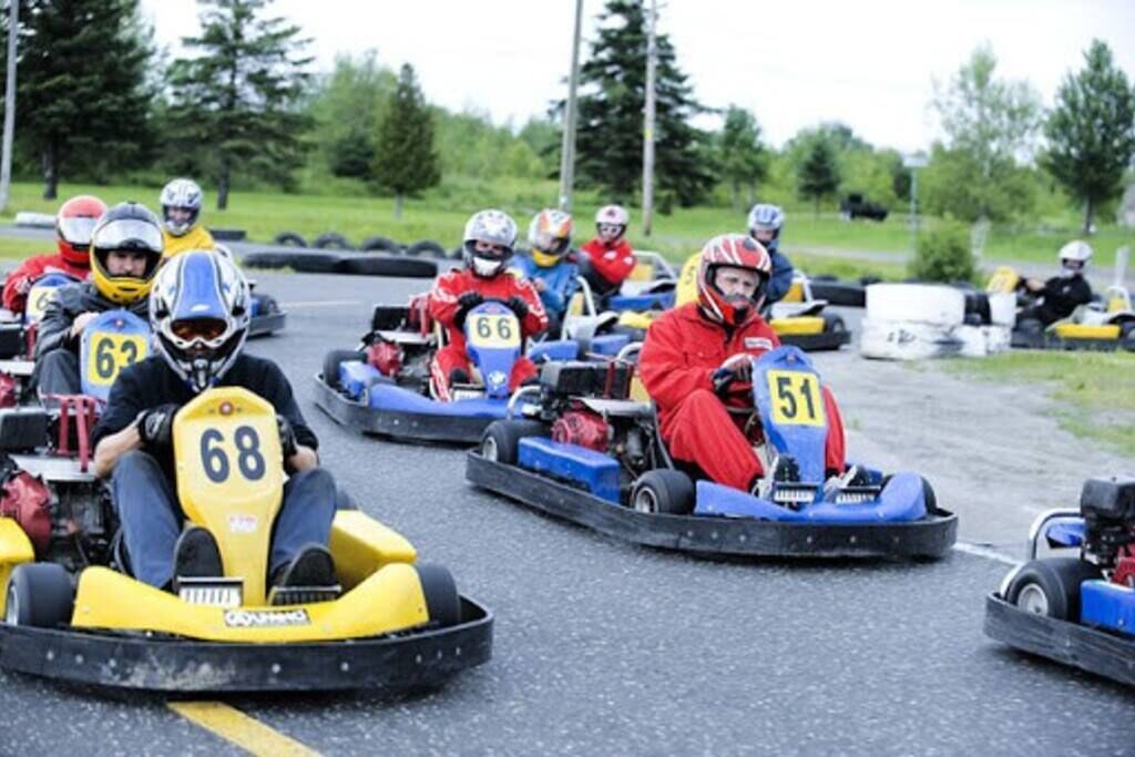 Een go-kartrace evenement met deelnemers in go-karts met nummers.
