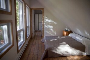 2 bedrooms, iron/ironing board, internet, bed sheets