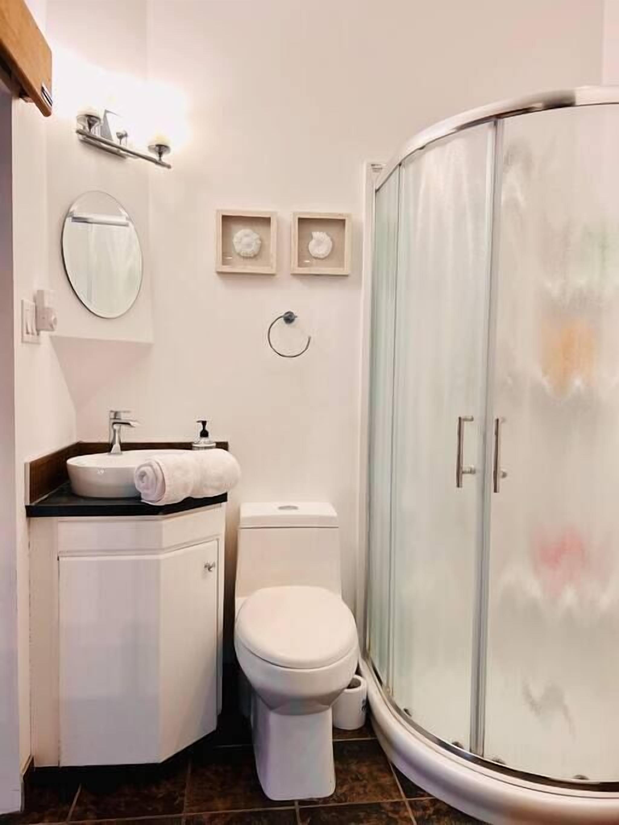 Ein Badezimmer mit Toilette, Waschbecken und Dusche.