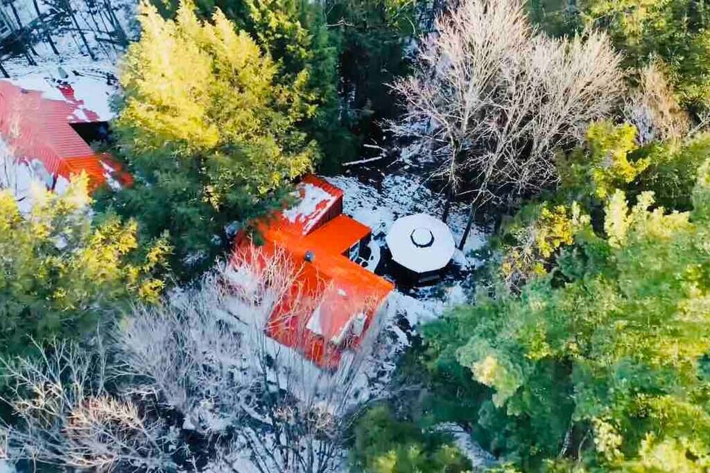 Luchtbeeld van een woongebied met huizen en bomen.