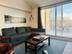 TV, fireplace - Loft Philémon - 5 minutes from Mont Orford/Magog (Magog)