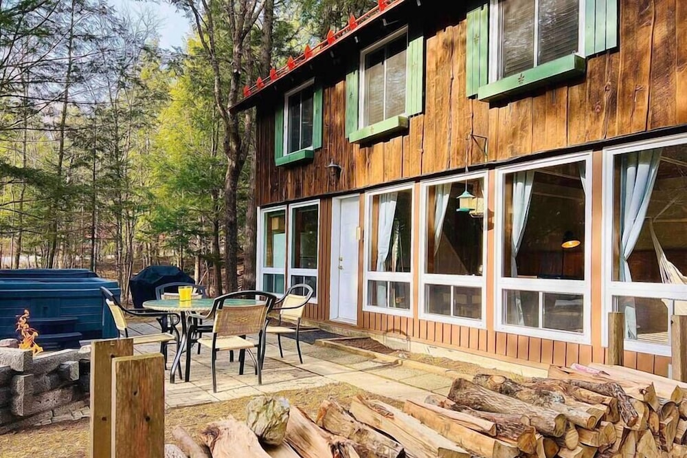 Montagnard-SPA-Mont-Orford-SEPAQ-Wood fireplace