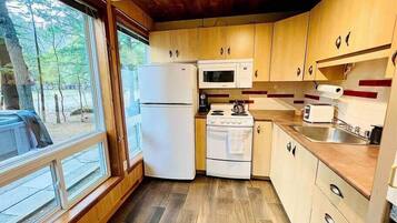 Een koelkast, een microgolfoven, een oven, een kookplaat