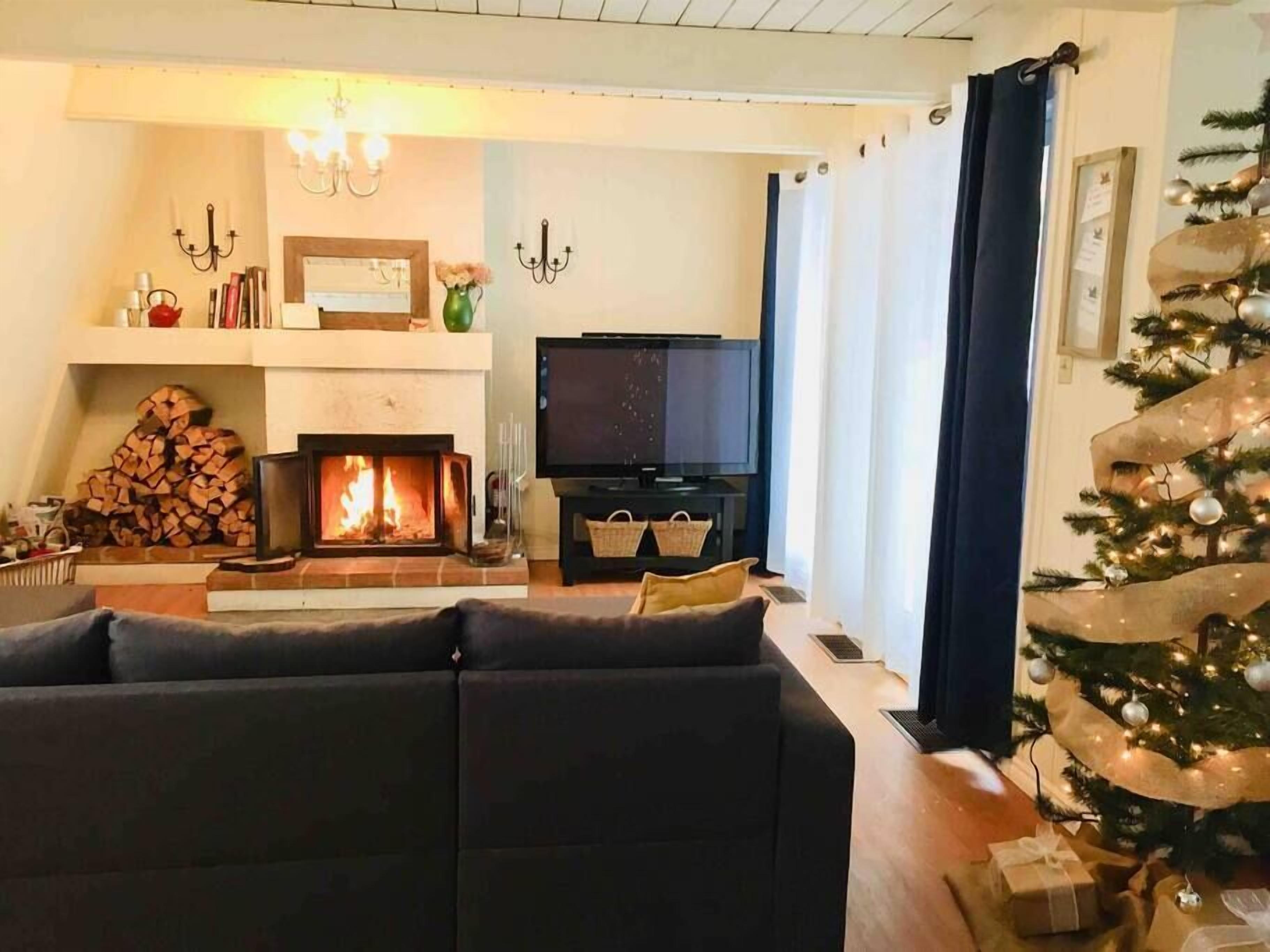 Televisión y chimenea 