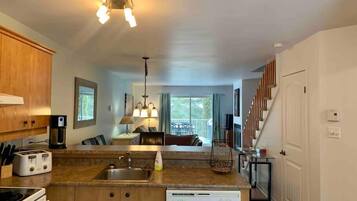 Réfrigérateur, cafetiÚre/bouilloire, grille-pain