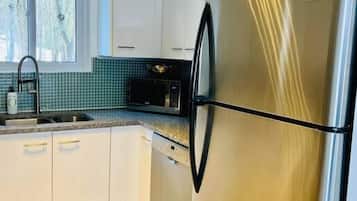 Geladeira, micro-ondas, fogão, cooktop