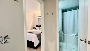 1 habitación, tabla de planchar con plancha, wifi y ropa de cama
