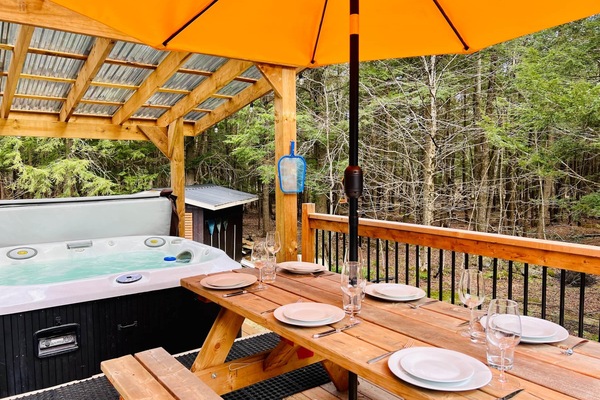 Espace extérieur avec spa disponible à l'année