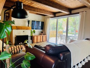 TV, fireplace - Le Refuge-Orford+SPA 8 PeopleSEPAQ (Orford)