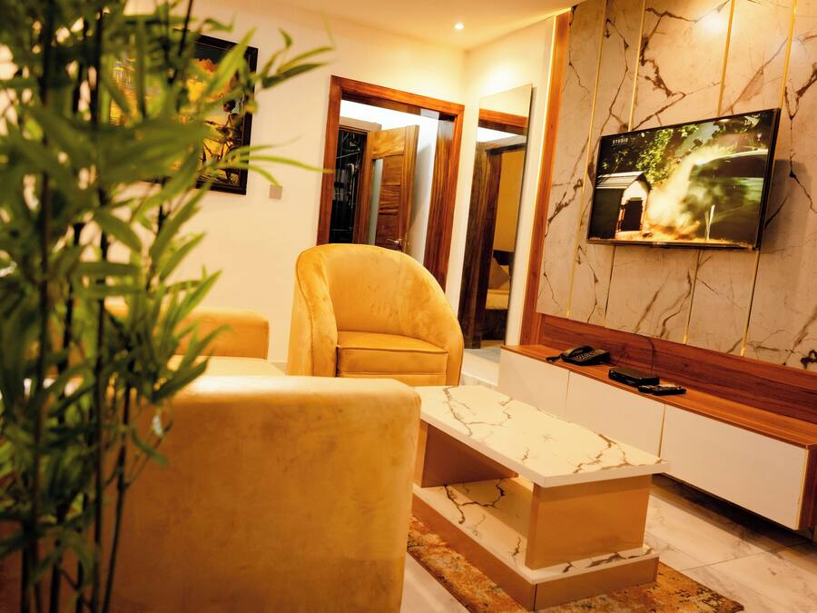 43-inch Smart TV with satellite channels, TV