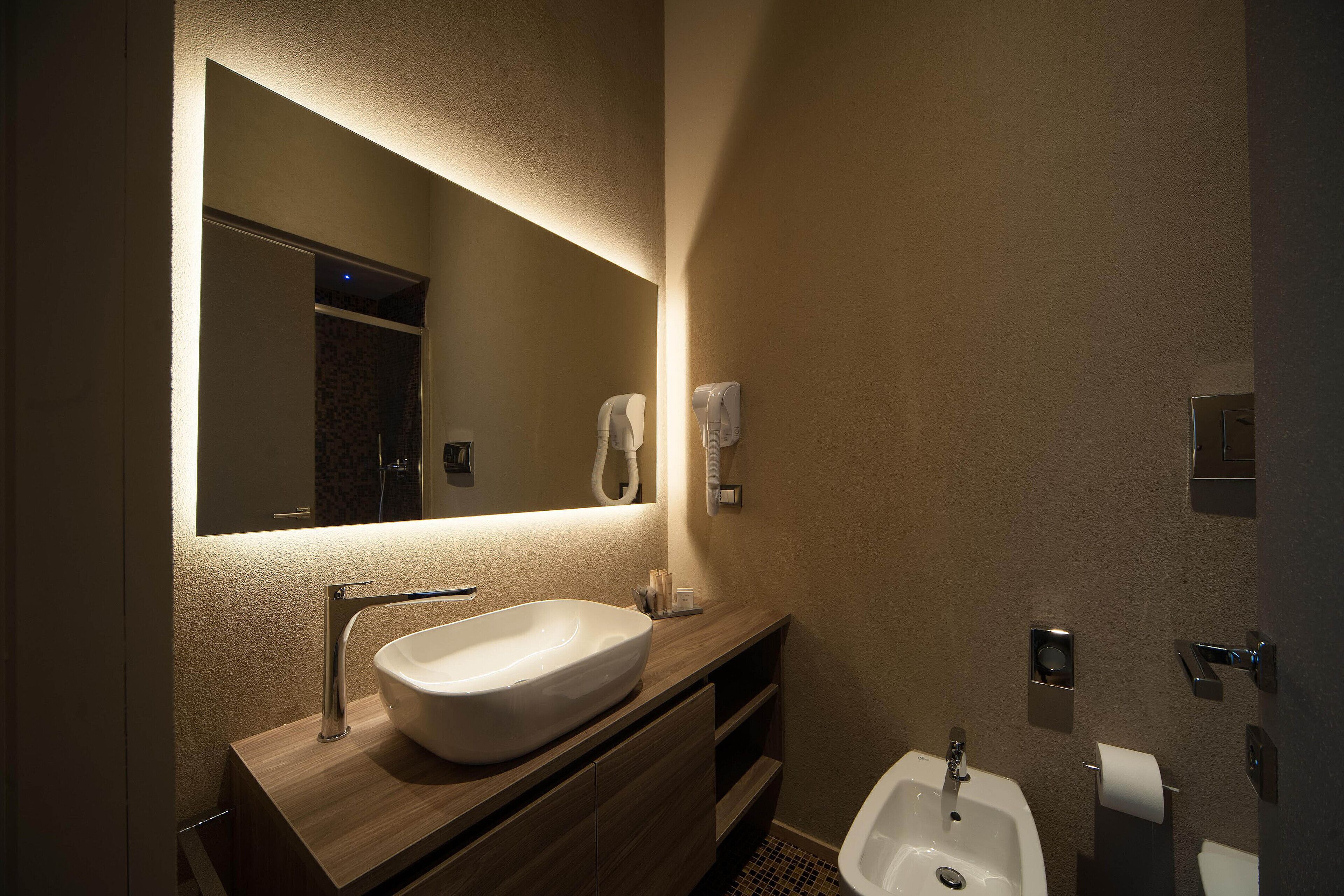 Bañera y ducha independientes, artículos de tocador de diseñador