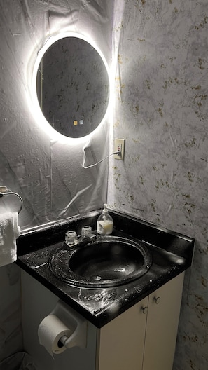 Séchoir à cheveux, serviettes fournies, savon, shampooing