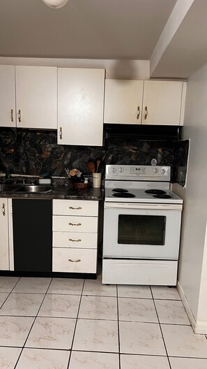 Fridge, microwave, oven, stovetop - Private Basement in Brampton wit Private Entrance (Brampton)