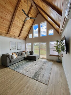 TV - Family Cabin with Pond near Branson (Reeds Spring)