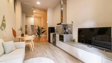 Een modern appartement met een woonkamer, keuken en eetgedeelte.