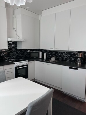 Kühlschrank, Mikrowelle, Ofen, Herdplatte