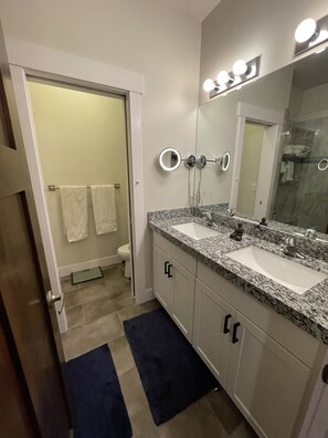 Dusche, Haartrockner, Handtücher, Seife