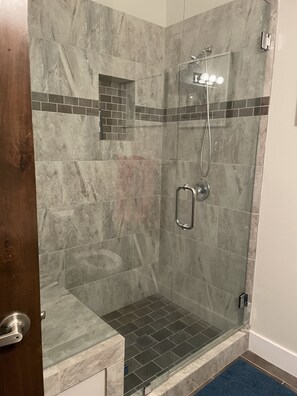 Dusche, Haartrockner, Handtücher, Seife
