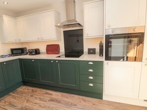 Fridge, electric kettle, toaster, cookware/dishes/utensils - Bisley House (Morpeth)