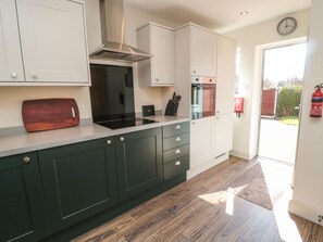 Fridge, electric kettle, toaster, cookware/dishes/utensils - Bisley House (Morpeth)