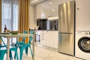 Fridge, oven, stovetop, coffee/tea maker - Beco Santa Emilia 2F, a Home in Madeira (Funchal)