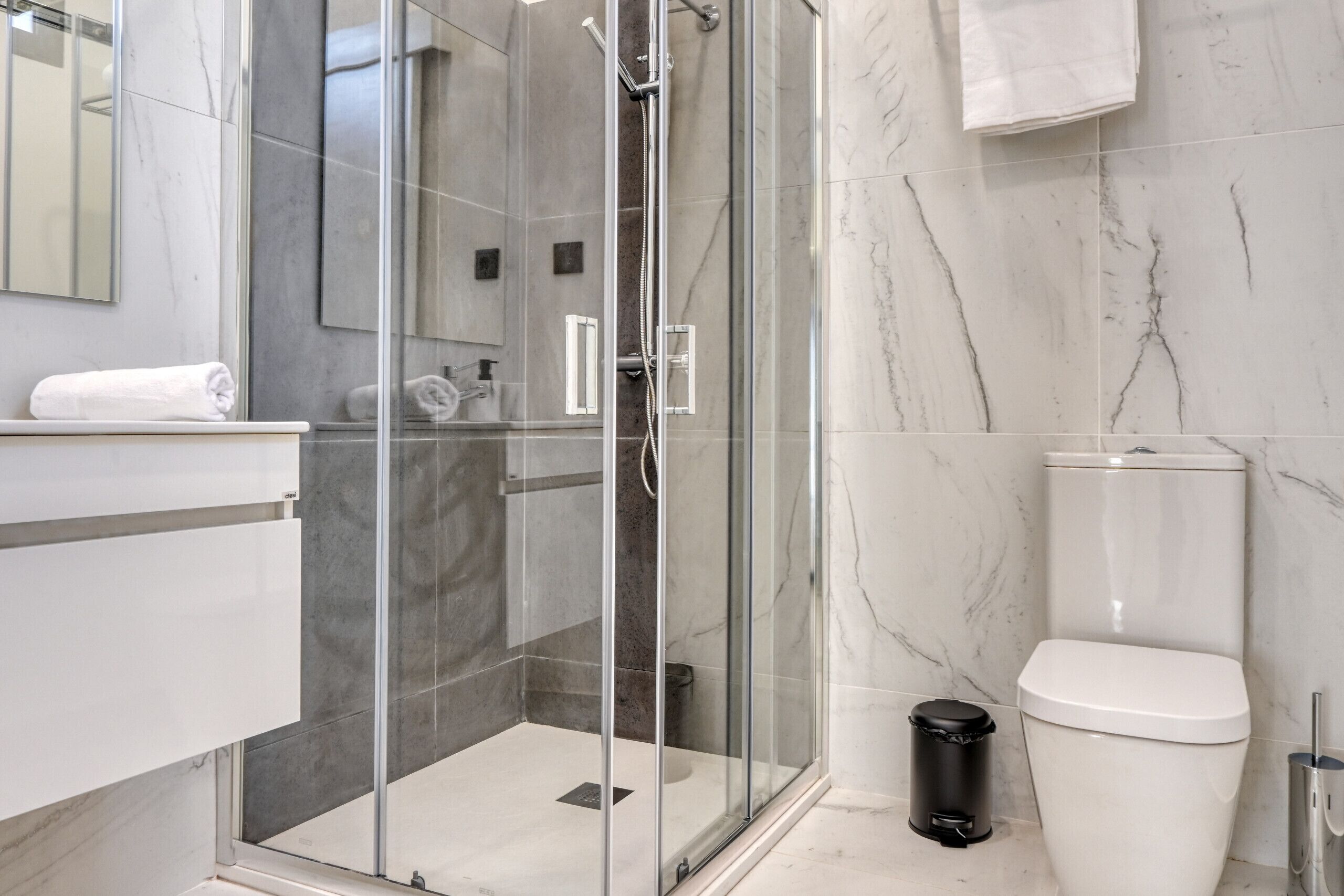 Een douche, een haardroger, handdoeken, zeep