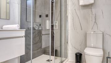 Een douche, een haardroger, handdoeken, zeep