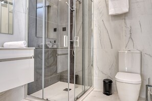 Shower, hair dryer, towels, soap - Beco Santa Emilia 3M, a Home in Madeira (Funchal)
