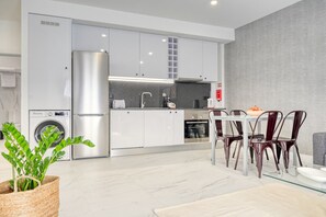 Fridge, oven, stovetop, dishwasher - Beco Santa Emilia 3M, a Home in Madeira (Funchal)