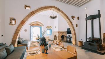 Villa tradicional | Área de sala de estar | Televisión de pantalla plana de 55 pulgadas con canales vía satélite