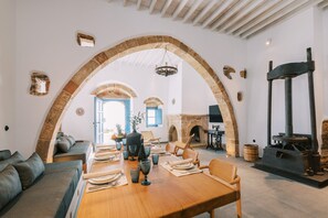 Villa tradicional | Área de sala de estar | Televisión de pantalla plana de 55 pulgadas con canales vía satélite