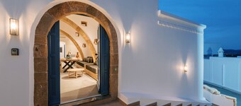 Kalathos Square Luxury Suites
