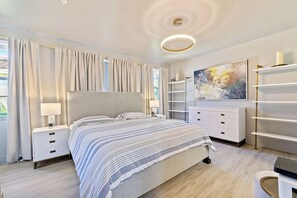 3 bedrooms, desk, iron/ironing board, travel cot