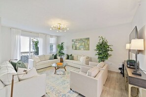 TV, offices - Resort Style Villa - Beach Access (Hallandale Beach)